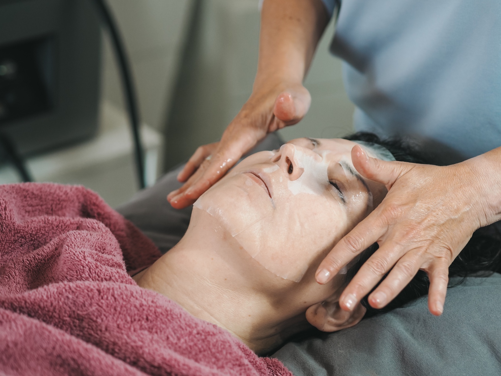 Bio-Microneedling bei Hautgefühl mit Fleecemaske